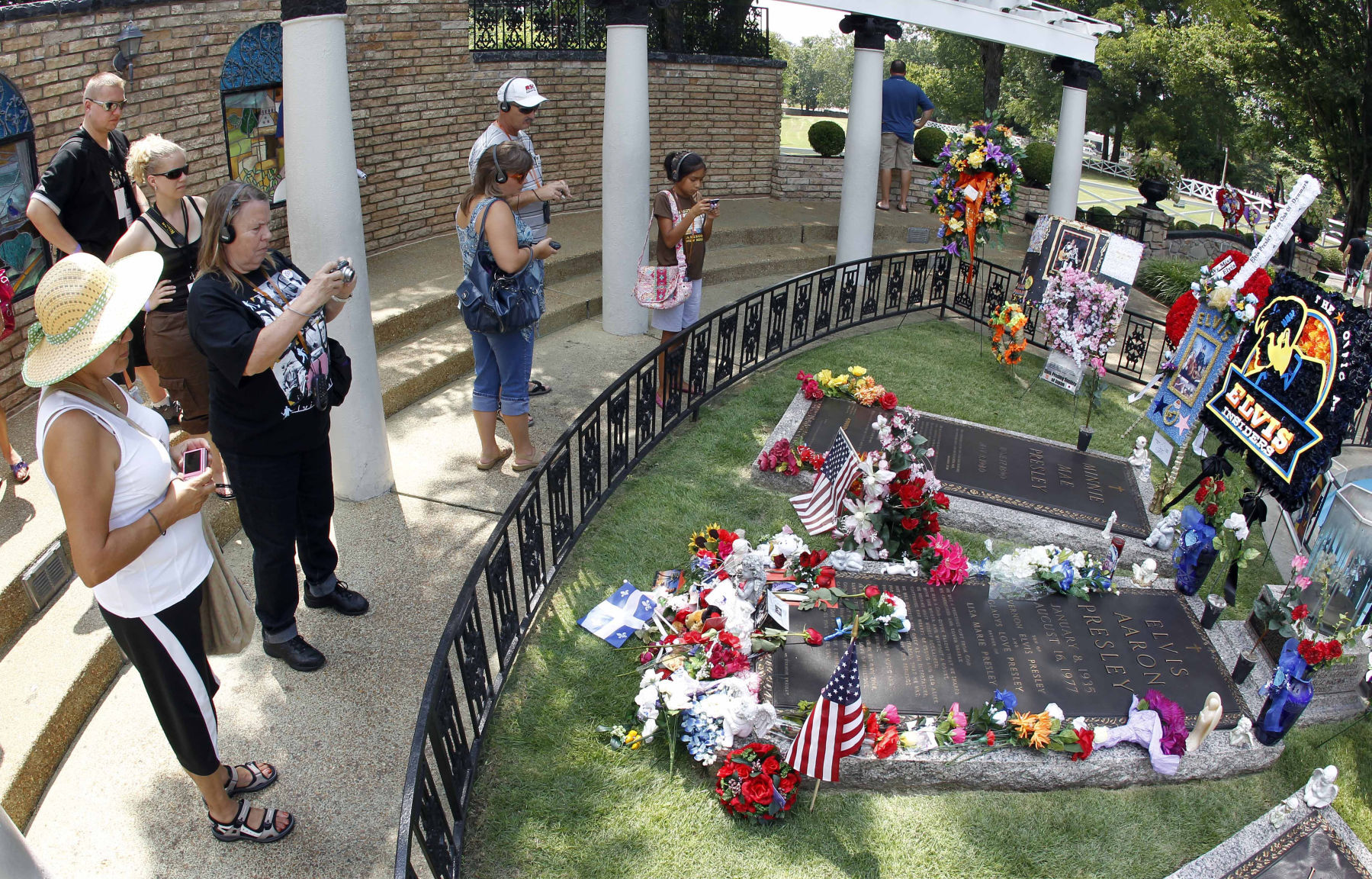 2010: Elvis in Play